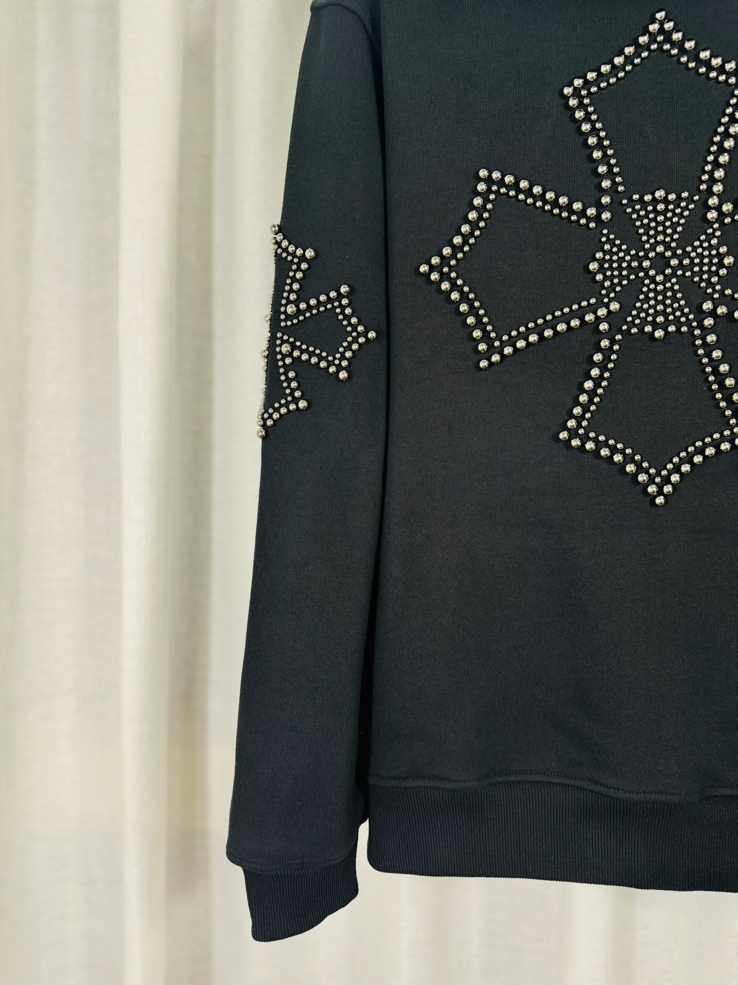 P380 top version, real shot without P, ​​different from market currency) 𝗖𝗵𝗿𝗼𝗺𝗲 𝗛𝗲𝗮𝗿𝘁𝘀/Cro Heart 2025 Rivets Autumn and Winter New Original Single Counter American Rivets 3D Three-dimensional Couple Casual Cardigan Sweatshirt 👑The highest version! Customized fabric 550g tripe terry fabric! American acid-washed and distressed original fabric with laser rivets. Best-selling model at the counter. Very comfortable to wear. Accessories: Original molded and authenticated collar label➕100% silk wash label. Genuine purchase-grade original hangtag➕matching hanging rope➕3D hanging beads➕original packaging bag. Craftsmanship: The original version has consistent wiring! The highest version of the armhole matching technique! Color: Black Size: S M L XL Style No.: 6105